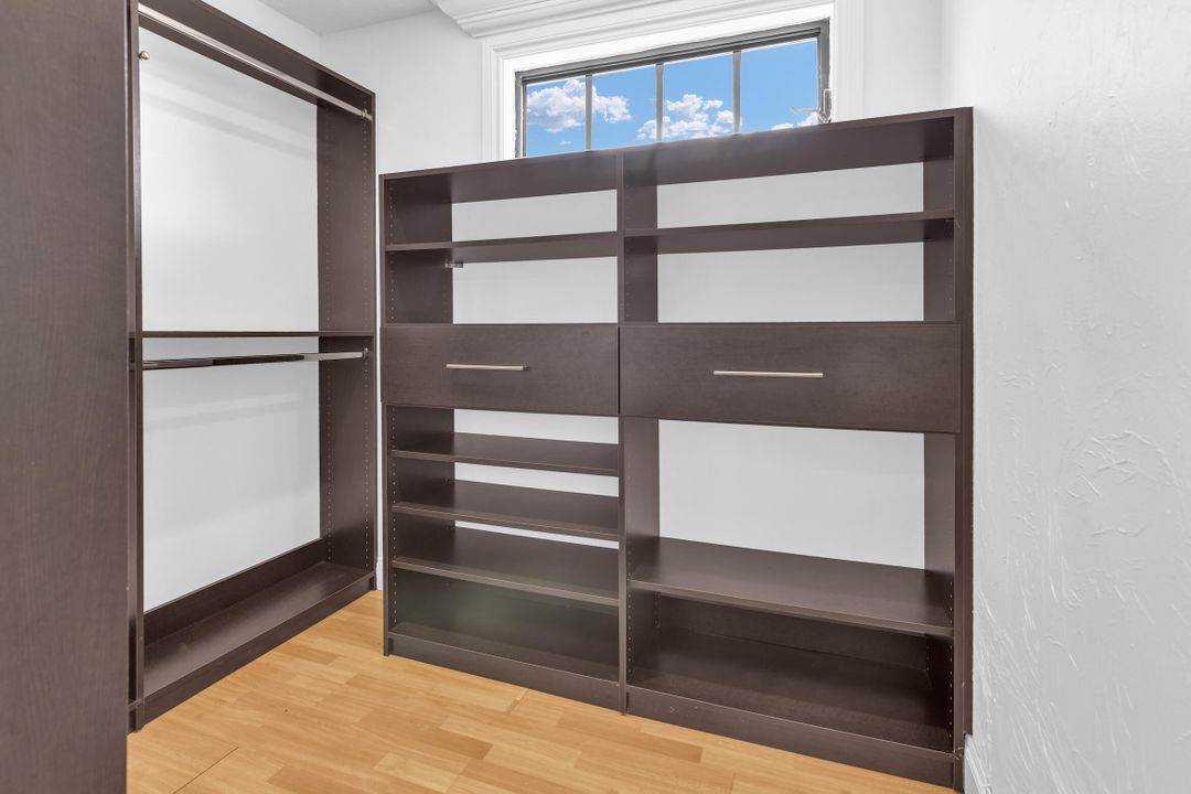 Active With Contract: $399,500 (2 beds, 2 baths, 1109 Square Feet)