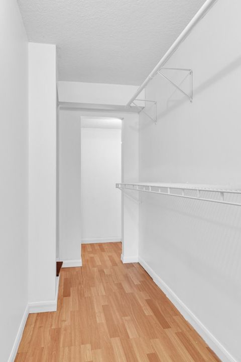 Active With Contract: $399,500 (2 beds, 2 baths, 1109 Square Feet)