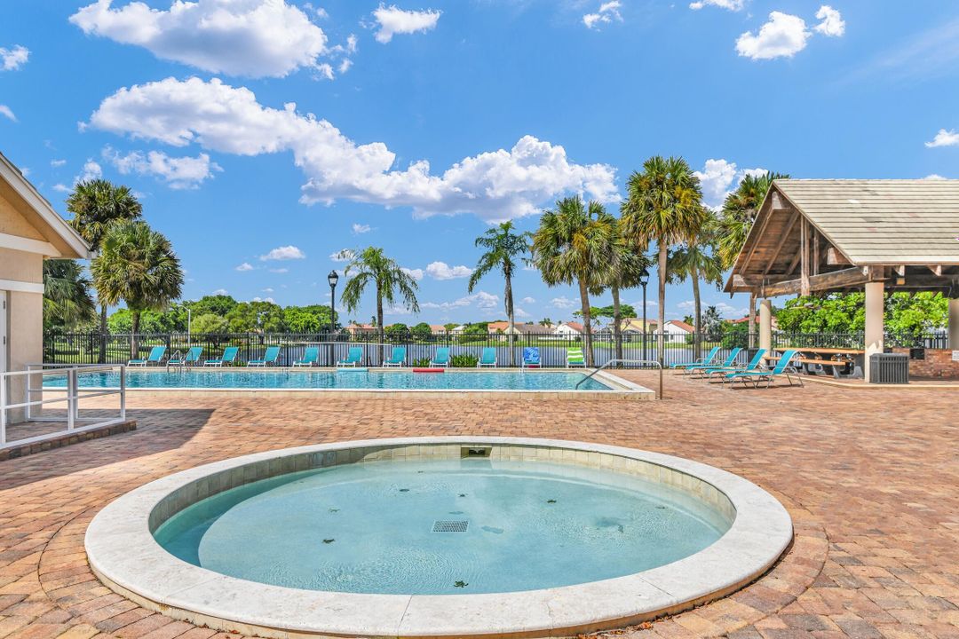 Active With Contract: $399,500 (2 beds, 2 baths, 1109 Square Feet)