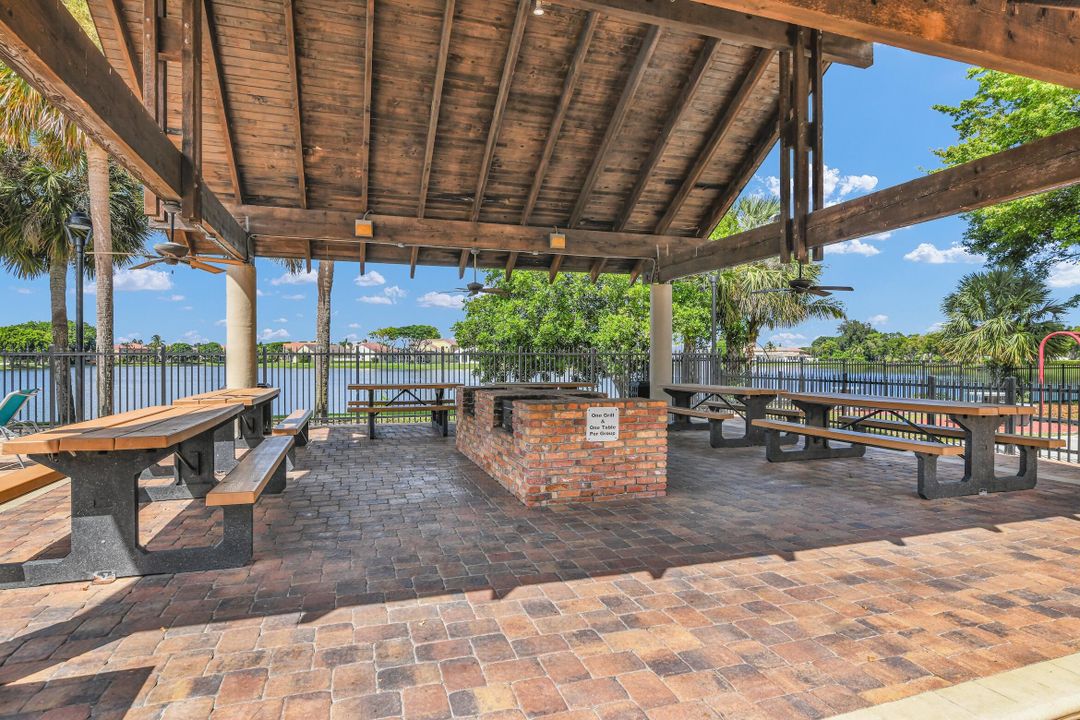 Active With Contract: $399,500 (2 beds, 2 baths, 1109 Square Feet)