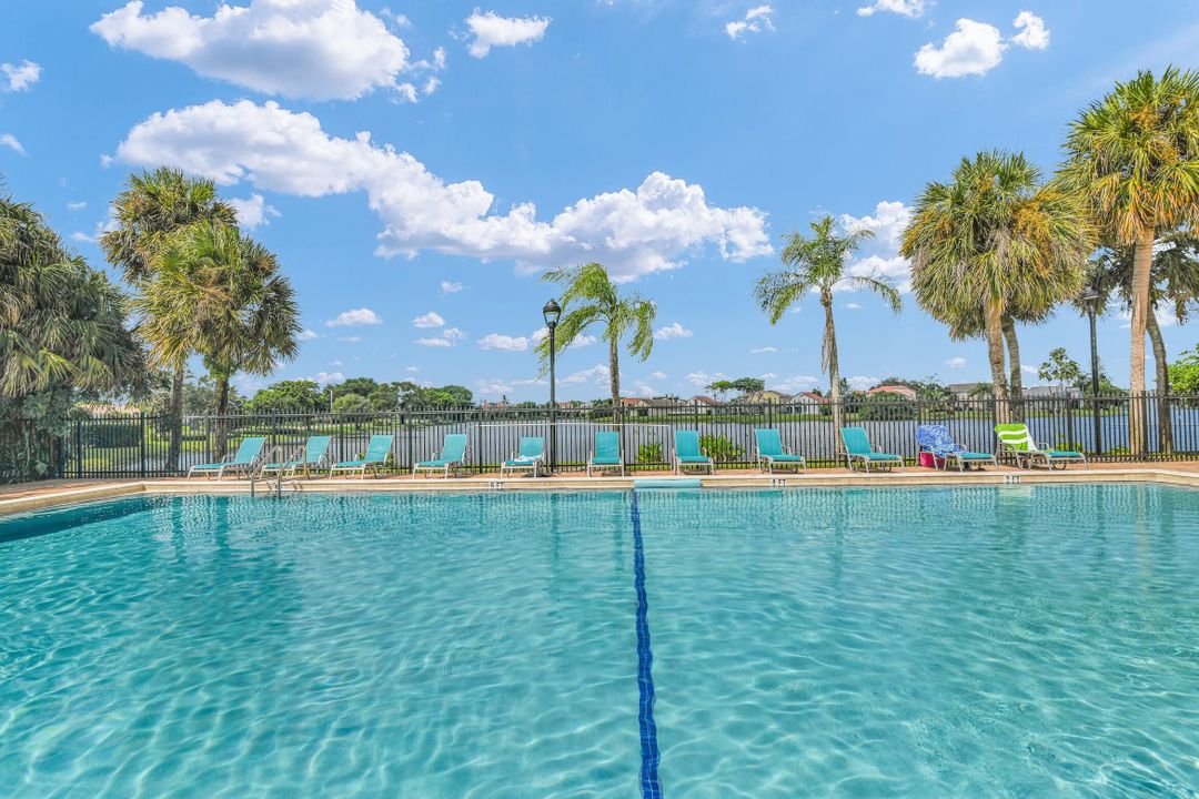 Active With Contract: $399,500 (2 beds, 2 baths, 1109 Square Feet)