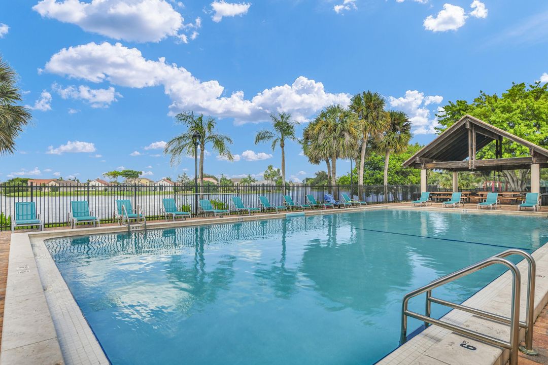 Active With Contract: $399,500 (2 beds, 2 baths, 1109 Square Feet)