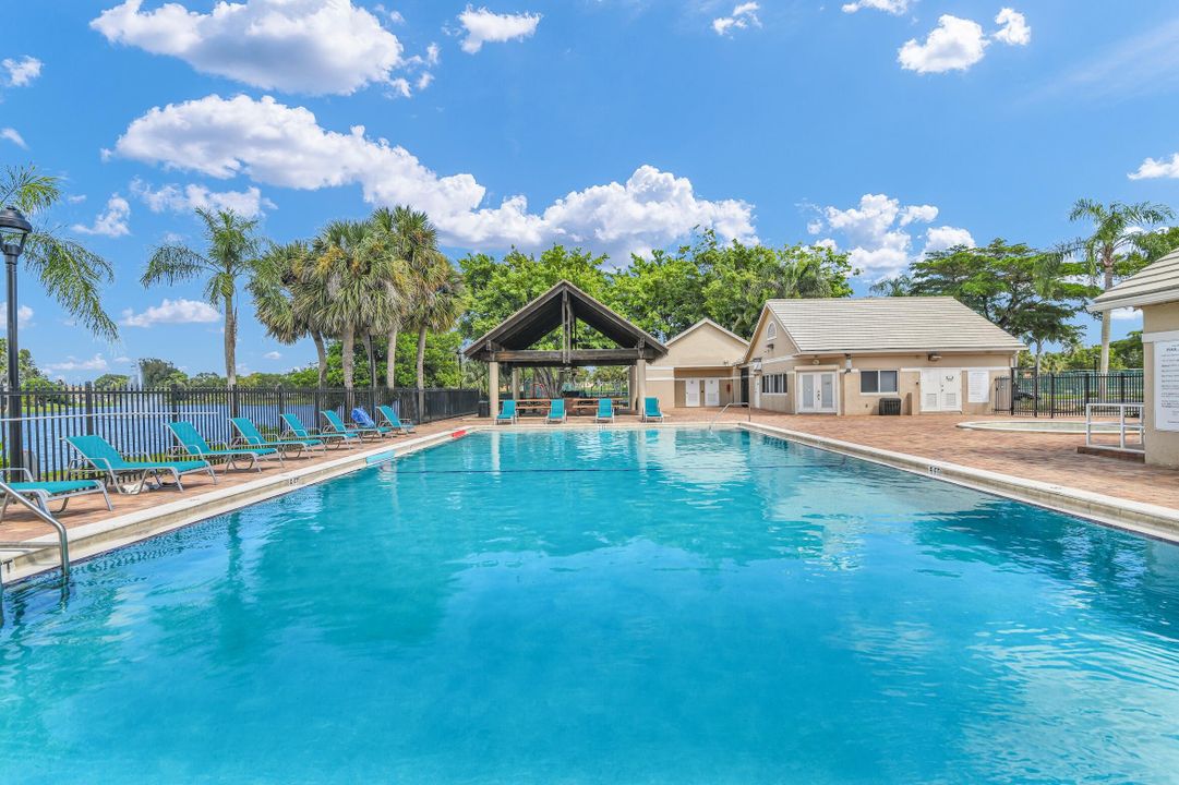 Active With Contract: $399,500 (2 beds, 2 baths, 1109 Square Feet)