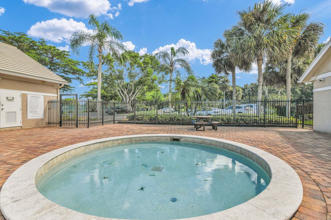 Active With Contract: $399,500 (2 beds, 2 baths, 1109 Square Feet)