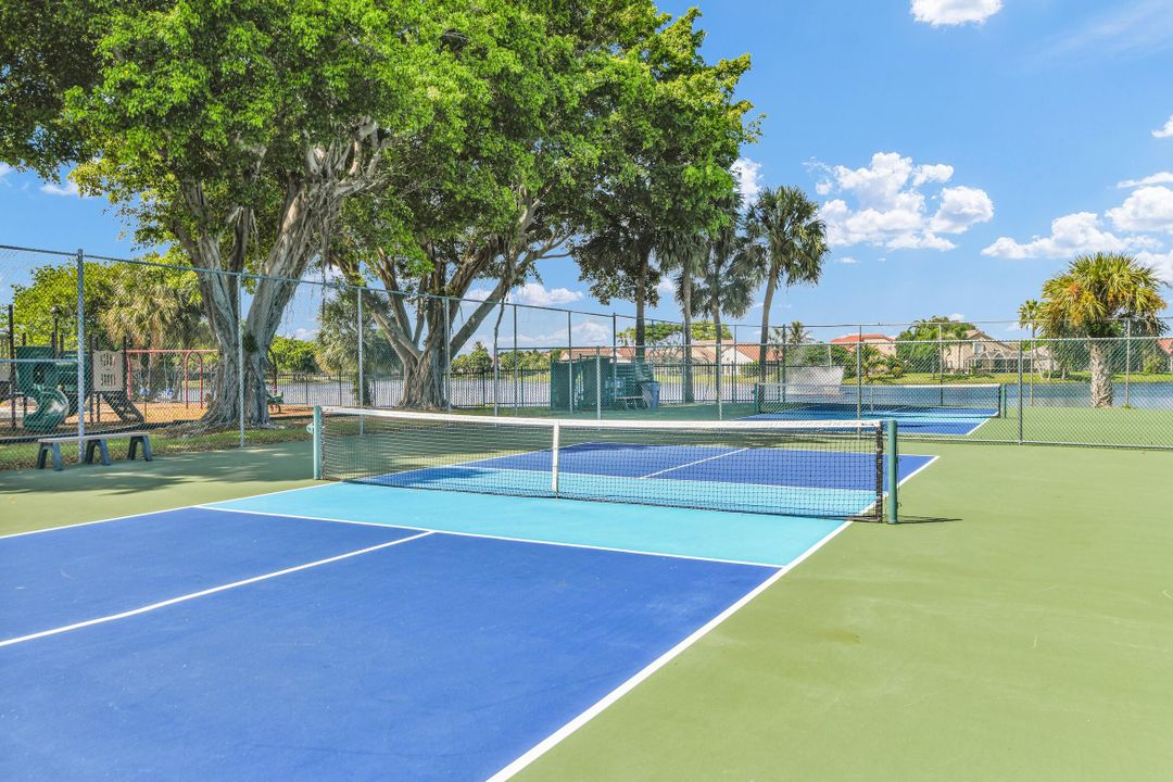 Active With Contract: $399,500 (2 beds, 2 baths, 1109 Square Feet)