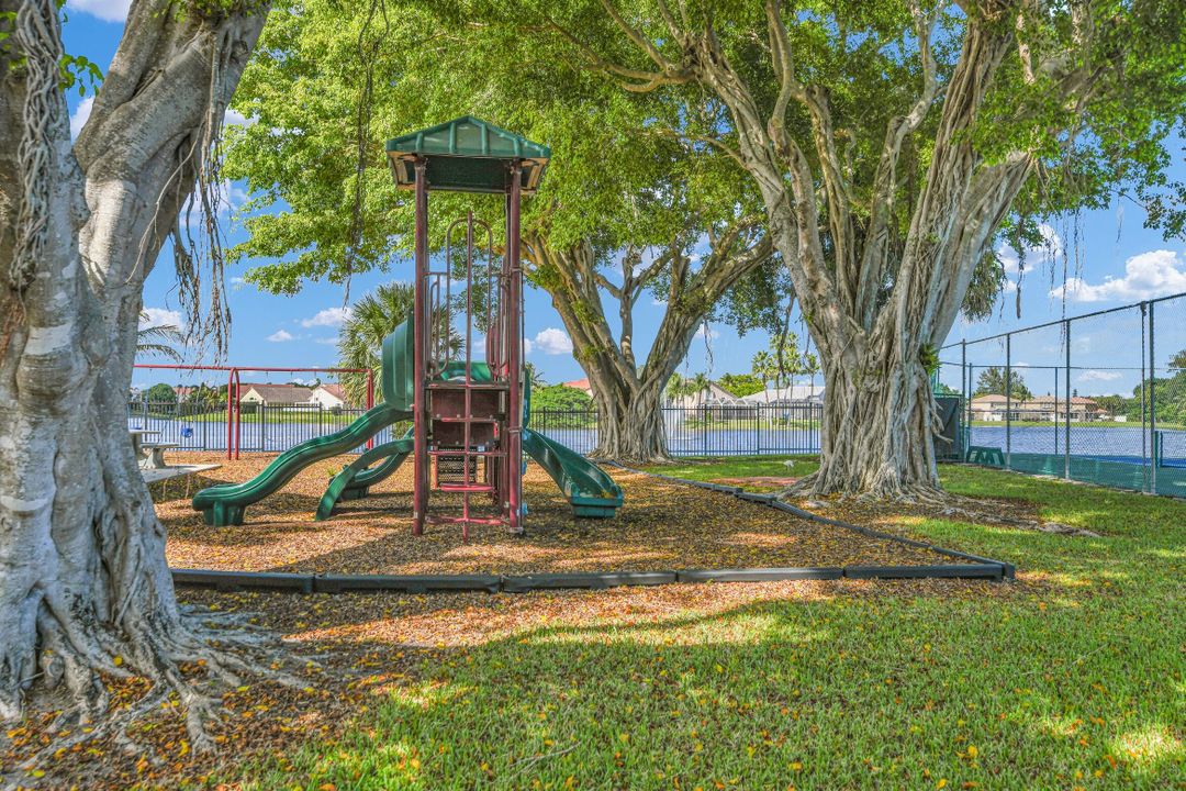 Active With Contract: $399,500 (2 beds, 2 baths, 1109 Square Feet)