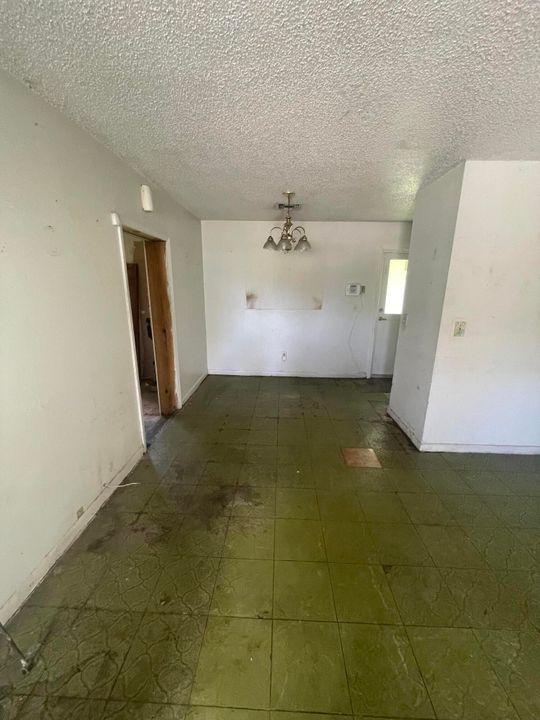 待售: $225,000 (3 贝兹, 1 浴室, 912 平方英尺)