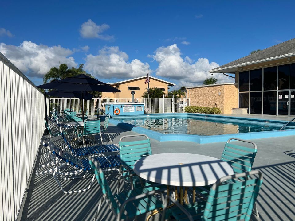 For Sale: $120,000 (2 beds, 2 baths, 870 Square Feet)