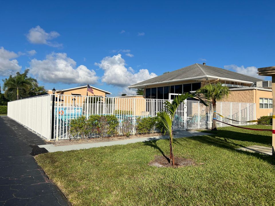 For Sale: $120,000 (2 beds, 2 baths, 870 Square Feet)