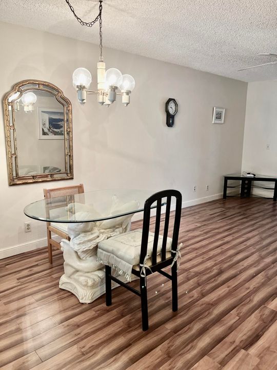 For Sale: $120,000 (2 beds, 2 baths, 870 Square Feet)