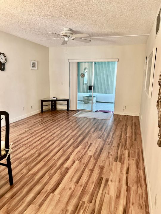 For Sale: $120,000 (2 beds, 2 baths, 870 Square Feet)