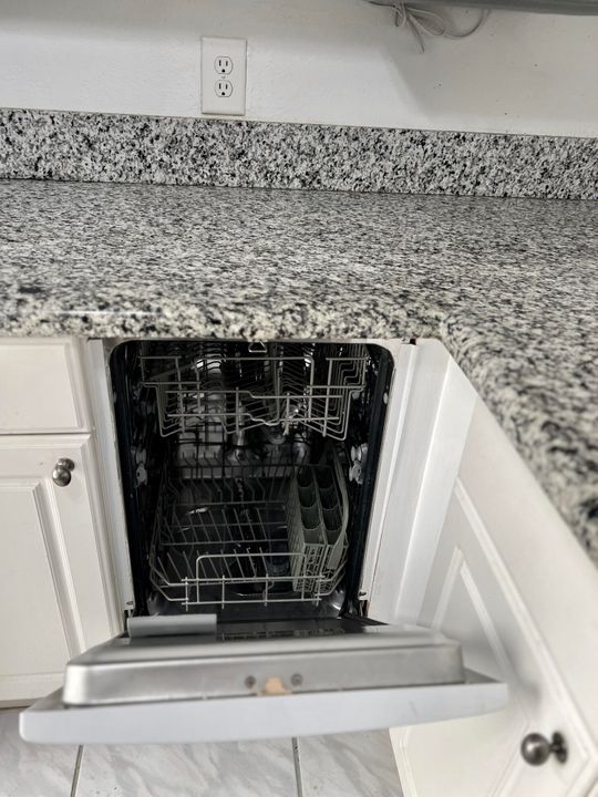 For Sale: $120,000 (2 beds, 2 baths, 870 Square Feet)