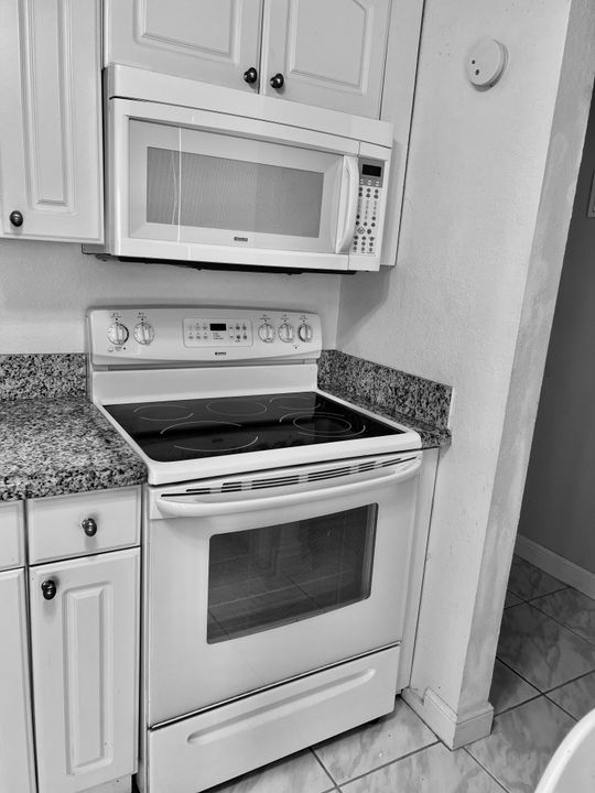 For Sale: $120,000 (2 beds, 2 baths, 870 Square Feet)