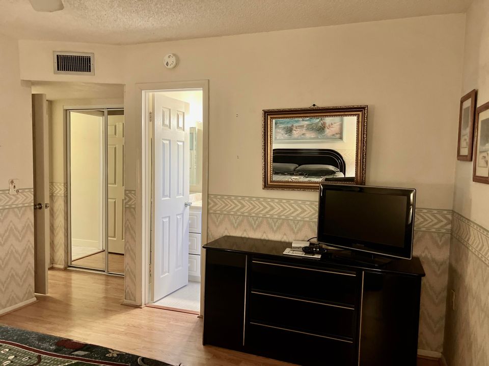 For Sale: $120,000 (2 beds, 2 baths, 870 Square Feet)