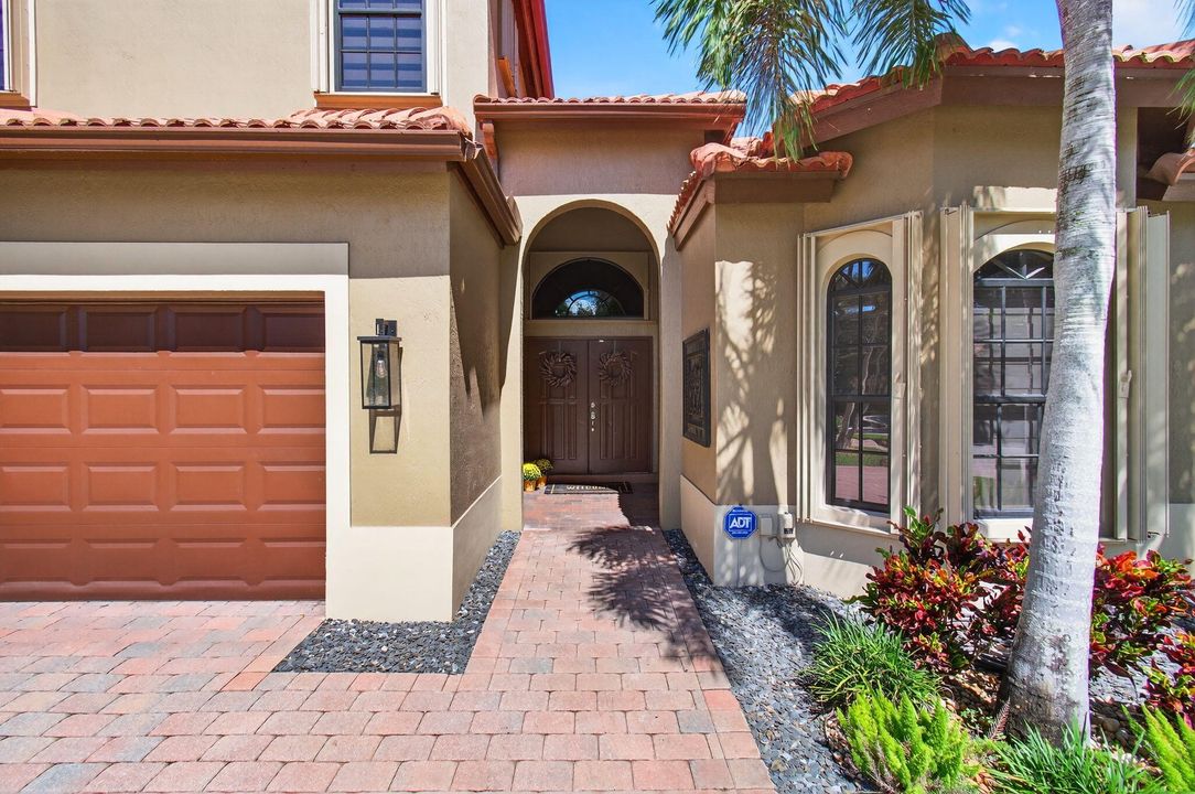 Под контрактом: $749,999 (4 спален, 4 ванн, 2297 Квадратных фут)