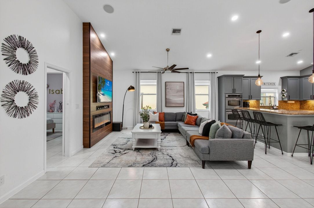 Под контрактом: $749,999 (4 спален, 4 ванн, 2297 Квадратных фут)