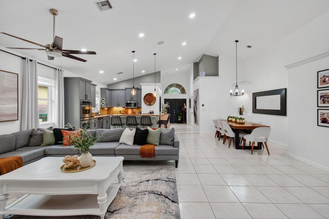 Под контрактом: $749,999 (4 спален, 4 ванн, 2297 Квадратных фут)