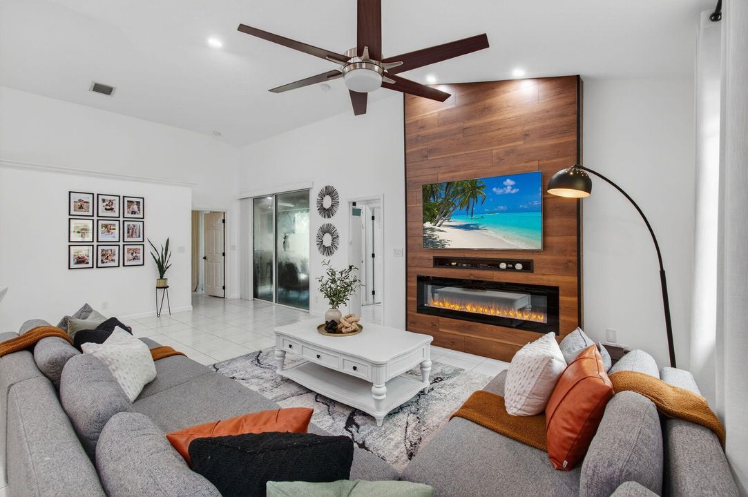 Под контрактом: $749,999 (4 спален, 4 ванн, 2297 Квадратных фут)