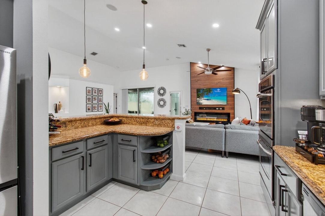 Под контрактом: $749,999 (4 спален, 4 ванн, 2297 Квадратных фут)