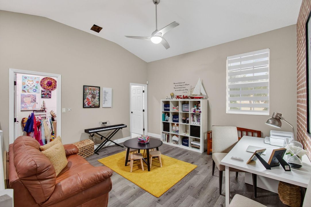 Под контрактом: $749,999 (4 спален, 4 ванн, 2297 Квадратных фут)