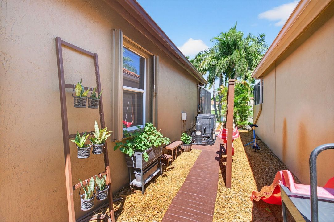 Под контрактом: $749,999 (4 спален, 4 ванн, 2297 Квадратных фут)