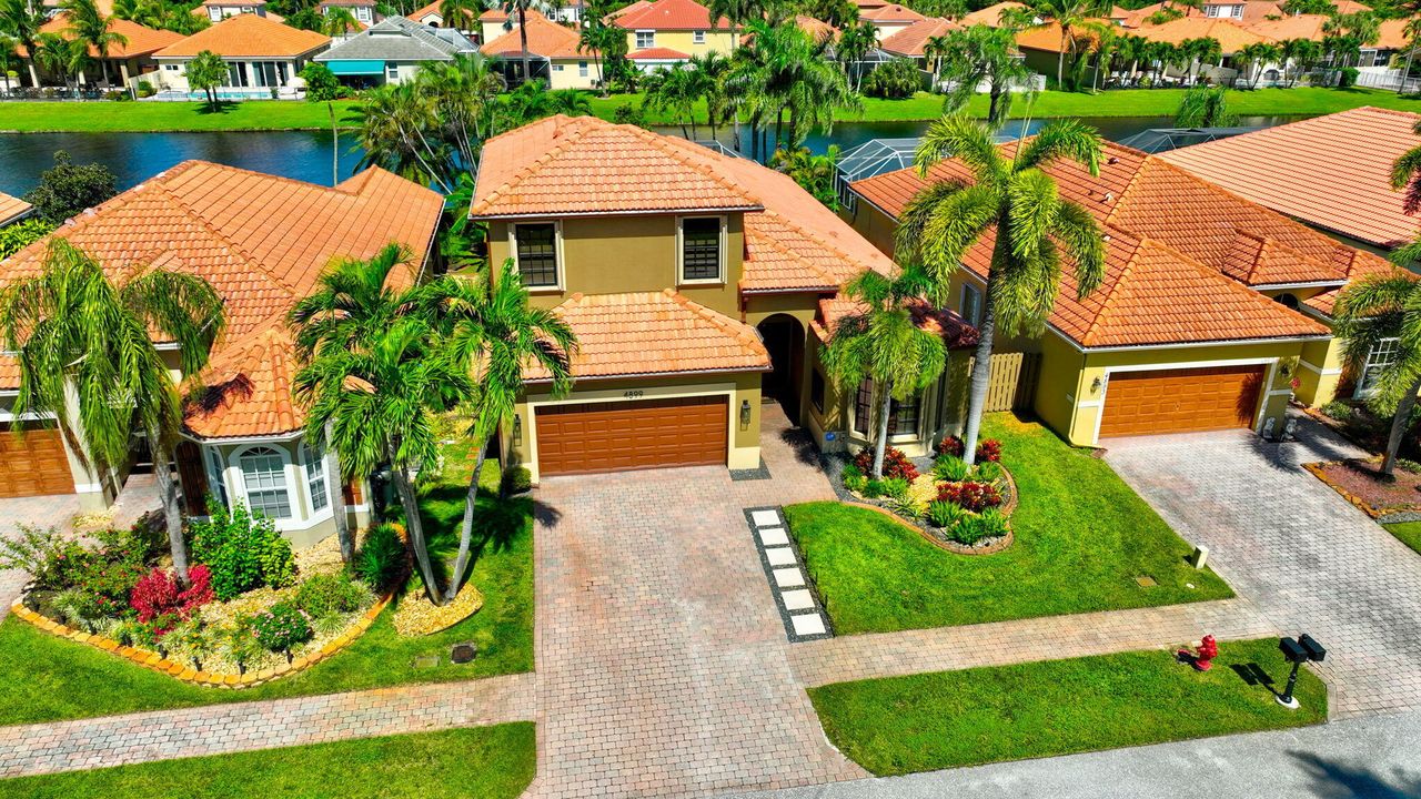 Под контрактом: $749,999 (4 спален, 4 ванн, 2297 Квадратных фут)