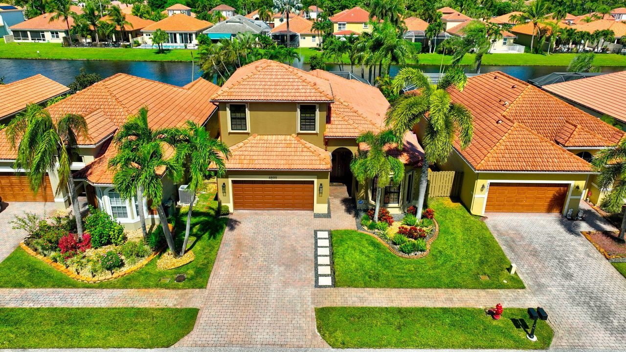 Под контрактом: $749,999 (4 спален, 4 ванн, 2297 Квадратных фут)