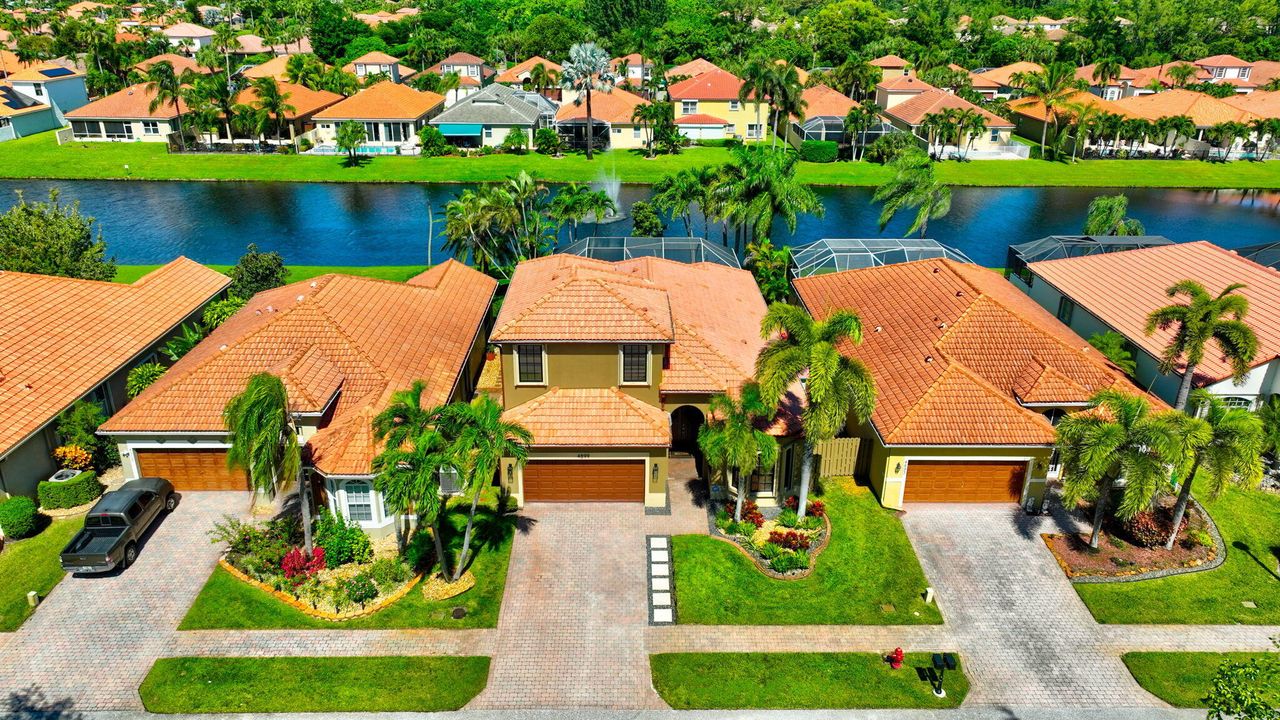 Под контрактом: $749,999 (4 спален, 4 ванн, 2297 Квадратных фут)