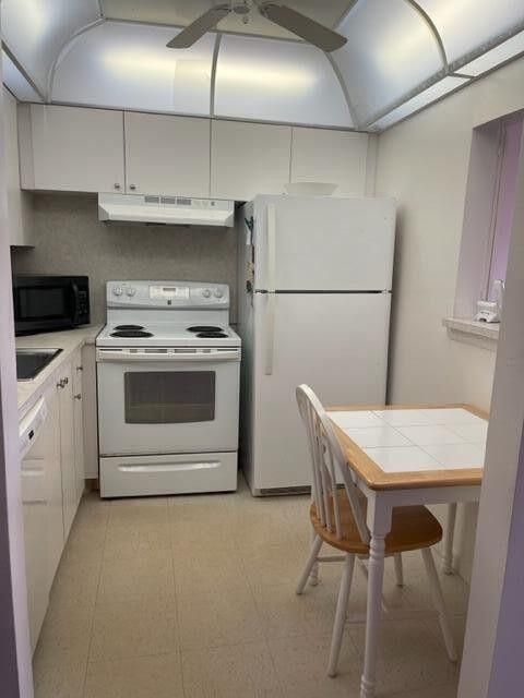 На продажу: $68,999 (1 спален, 1 ванн, 720 Квадратных фут)