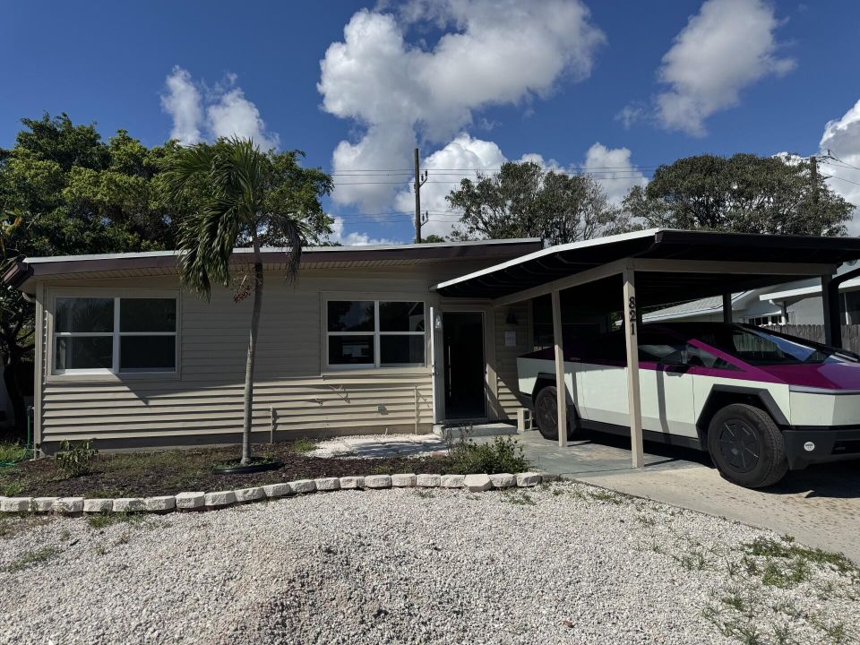 Recently Sold: $525,000 (2 beds, 1 baths, 897 Square Feet)