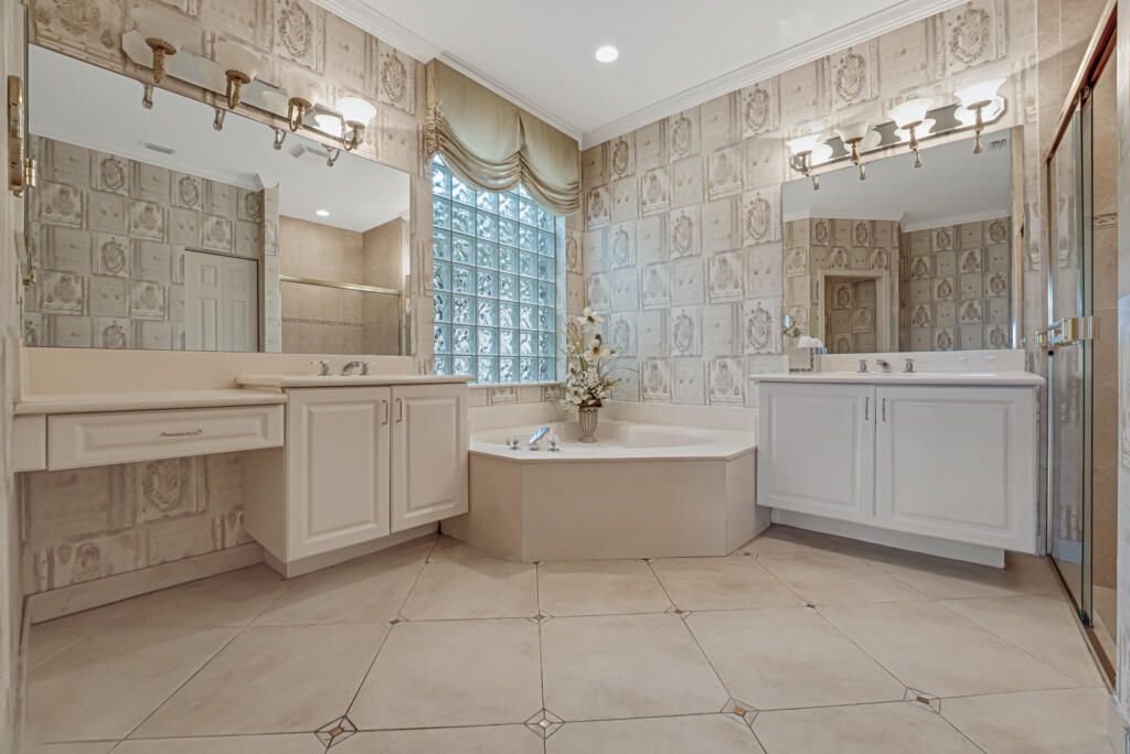 Под контрактом: $549,000 (3 спален, 2 ванн, 2347 Квадратных фут)