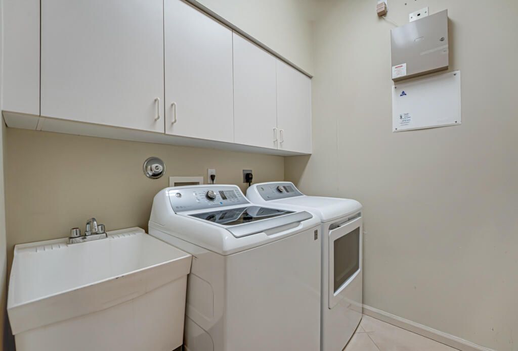 Под контрактом: $549,000 (3 спален, 2 ванн, 2347 Квадратных фут)