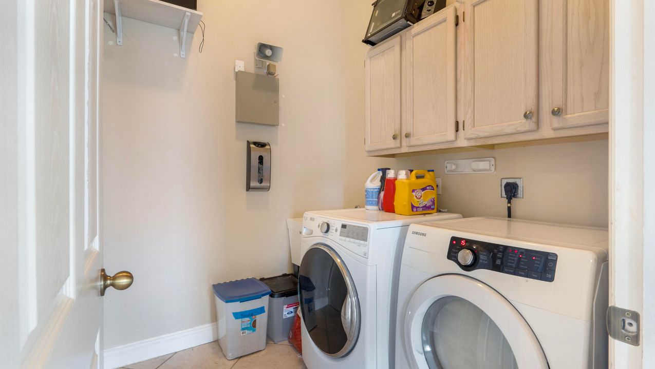 Active With Contract: $550,000 (3 beds, 2 baths, 1922 Square Feet)