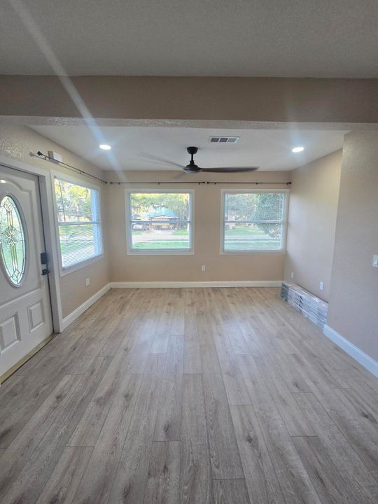 For Sale: $245,000 (3 beds, 1 baths, 952 Square Feet)