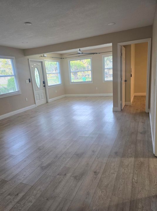 For Sale: $245,000 (3 beds, 1 baths, 952 Square Feet)