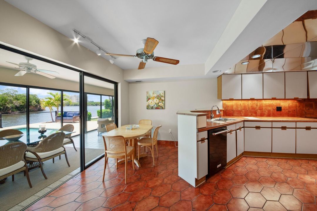 Под контрактом: $4,395,000 (4 спален, 4 ванн, 4181 Квадратных фут)