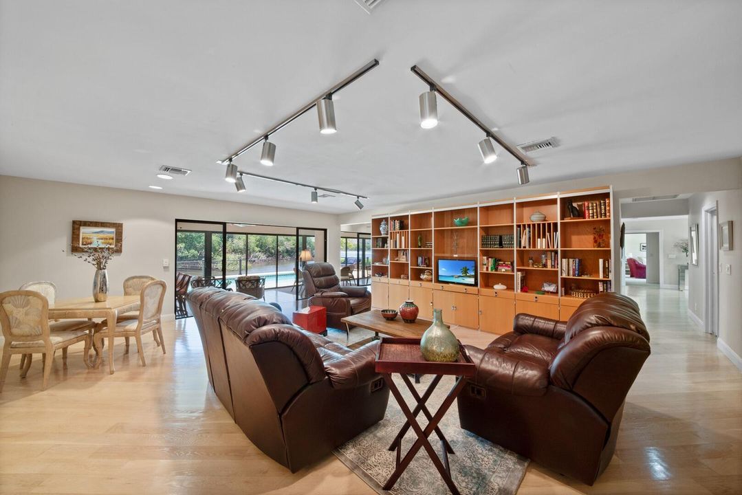 Под контрактом: $4,395,000 (4 спален, 4 ванн, 4181 Квадратных фут)