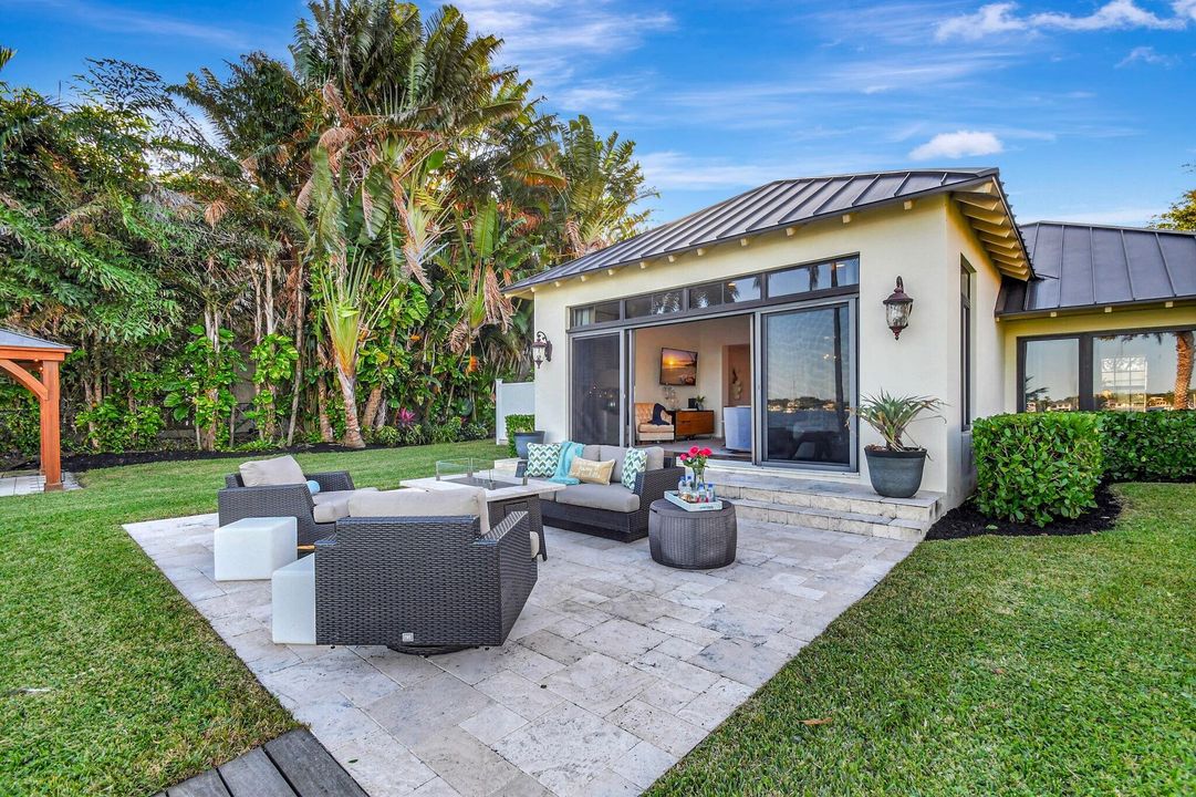 For Rent: $10,000 (2 beds, 3 baths, 1711 Square Feet)