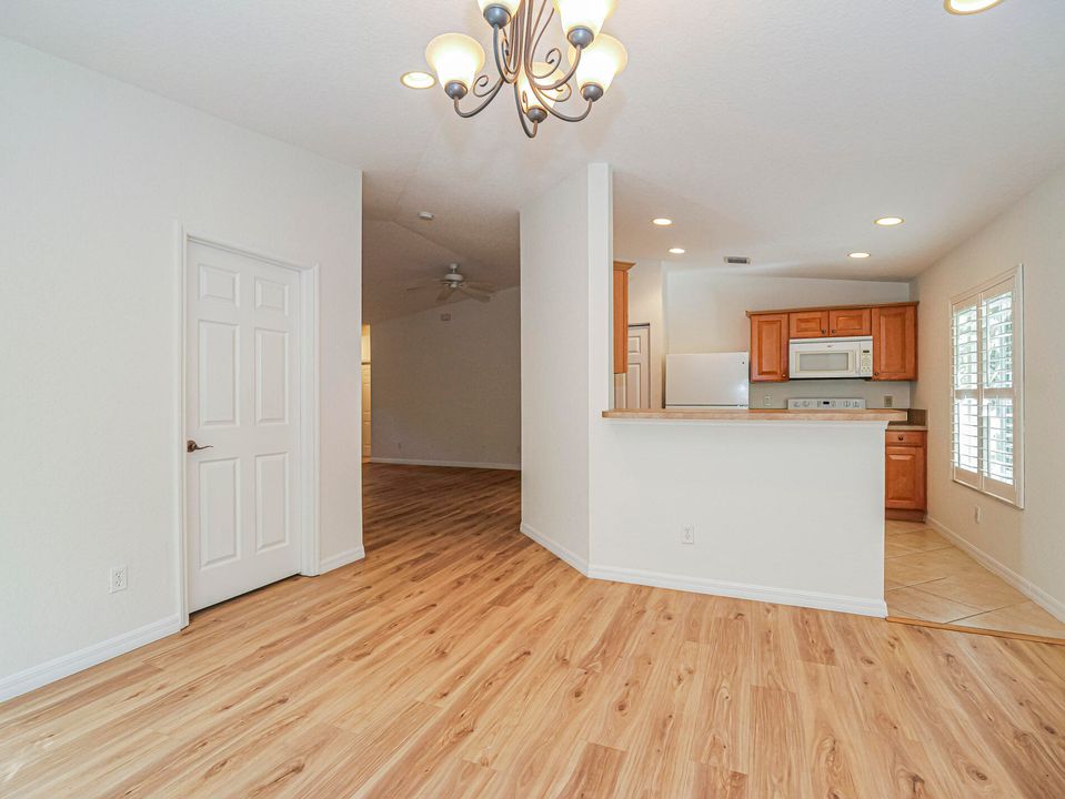 待售: $398,000 (4 贝兹, 2 浴室, 1613 平方英尺)