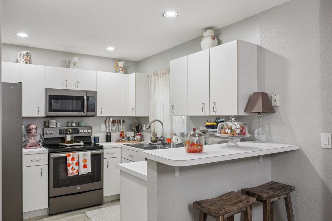 Active With Contract: $375,000 (3 beds, 2 baths, 1263 Square Feet)