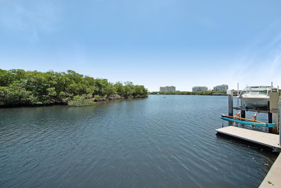 Под контрактом: $4,395,000 (4 спален, 4 ванн, 4181 Квадратных фут)