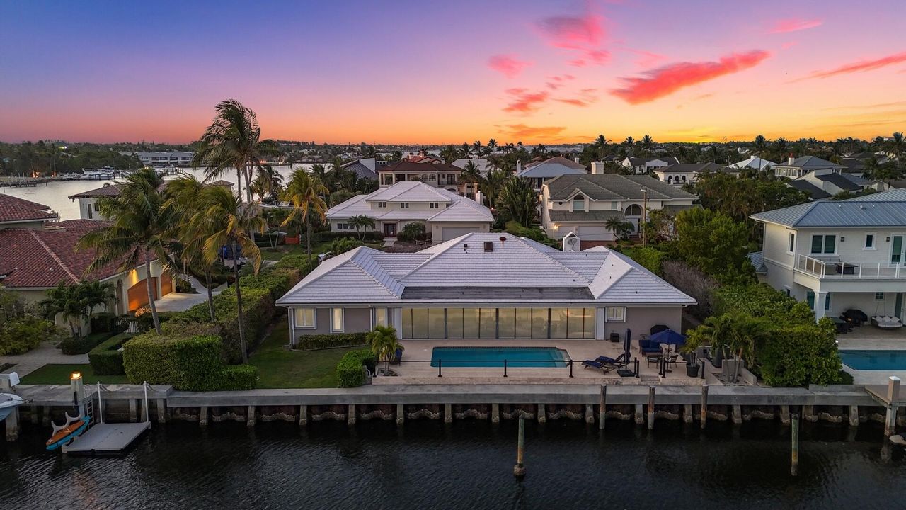 Под контрактом: $4,395,000 (4 спален, 4 ванн, 4181 Квадратных фут)