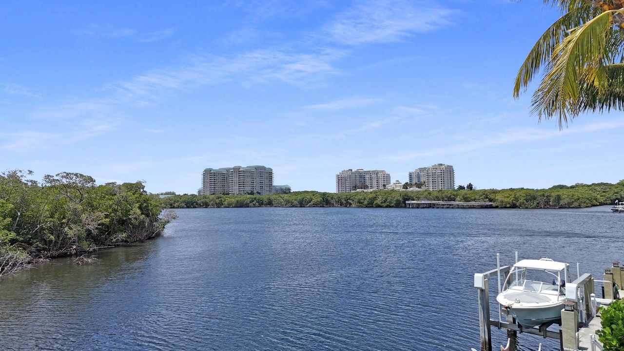 Под контрактом: $4,395,000 (4 спален, 4 ванн, 4181 Квадратных фут)