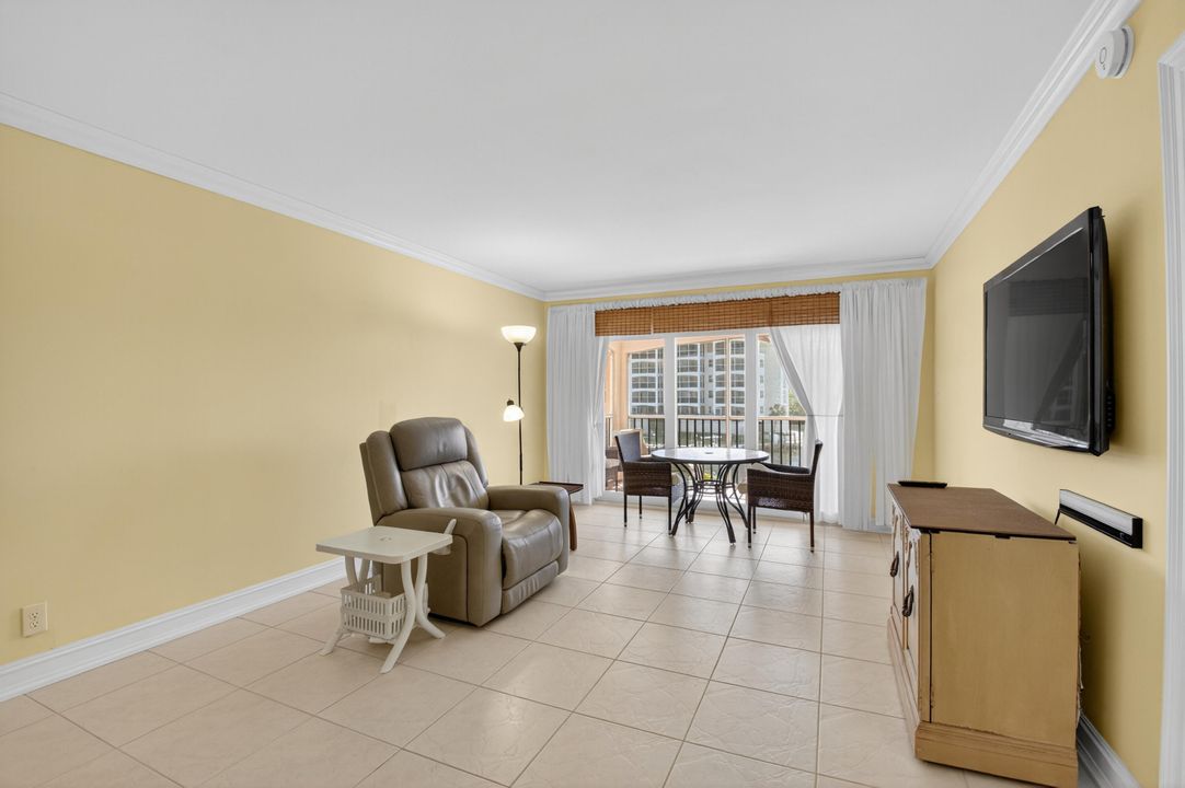 For Sale: $460,000 (1 beds, 1 baths, 793 Square Feet)
