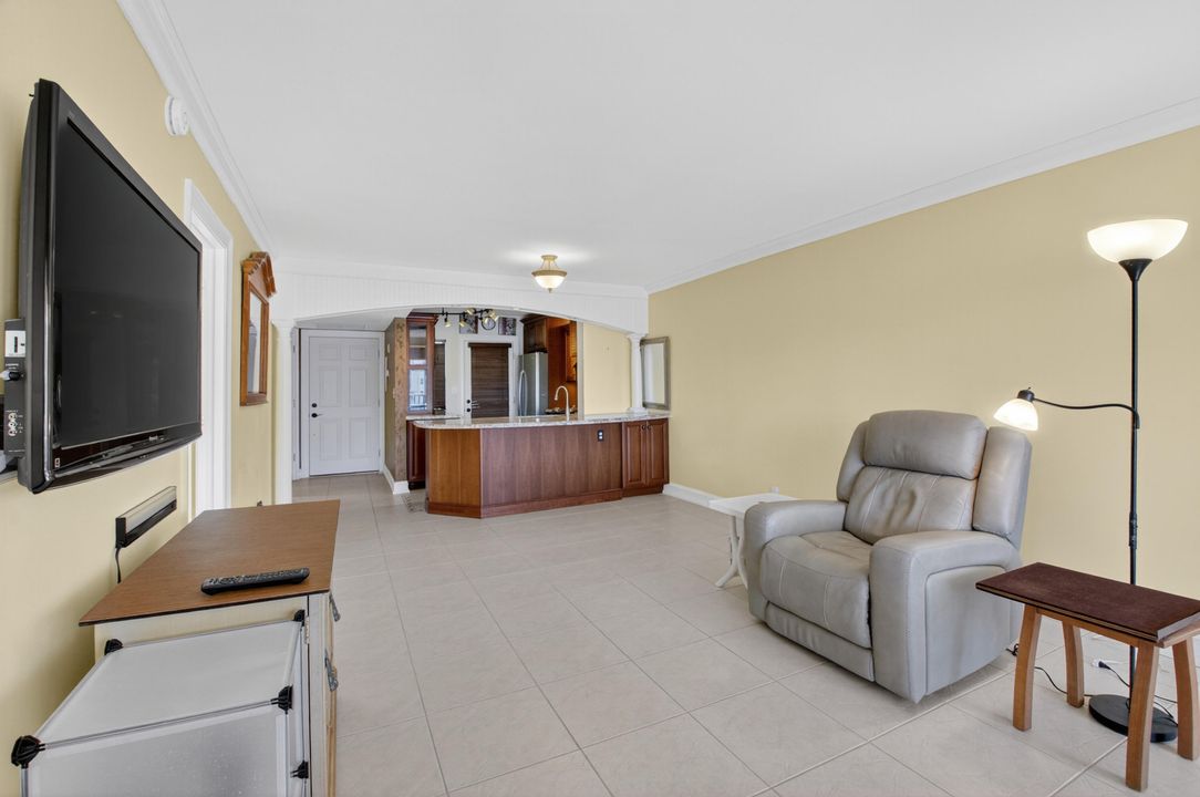 For Sale: $460,000 (1 beds, 1 baths, 793 Square Feet)