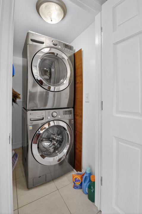 For Sale: $460,000 (1 beds, 1 baths, 793 Square Feet)