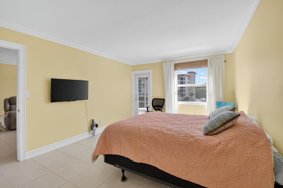 For Sale: $460,000 (1 beds, 1 baths, 793 Square Feet)