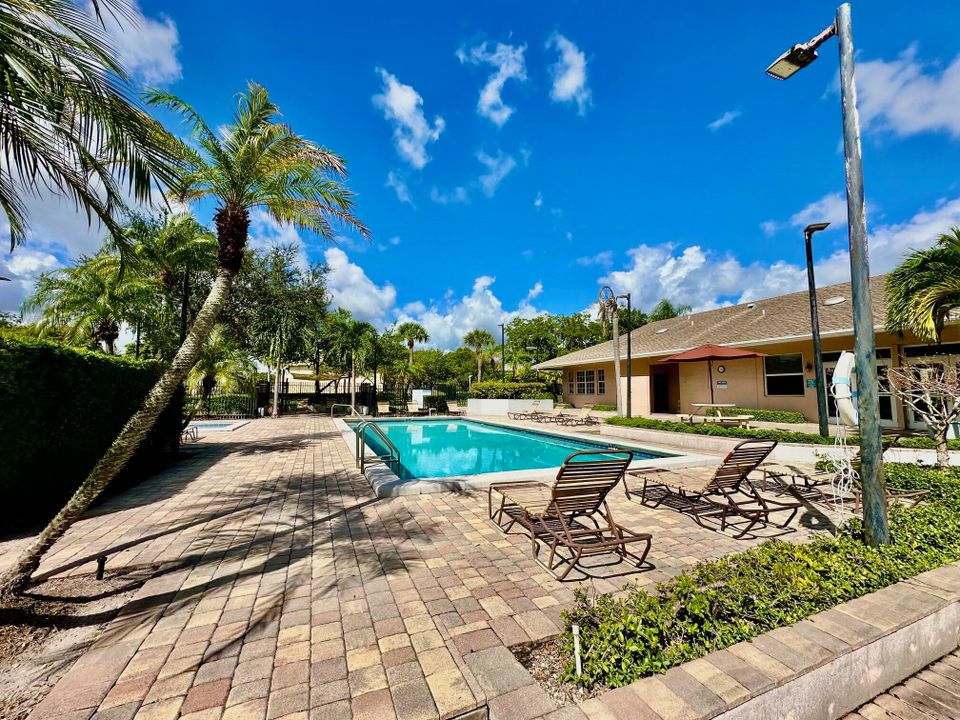 For Rent: $2,200 (3 beds, 2 baths, 1100 Square Feet)