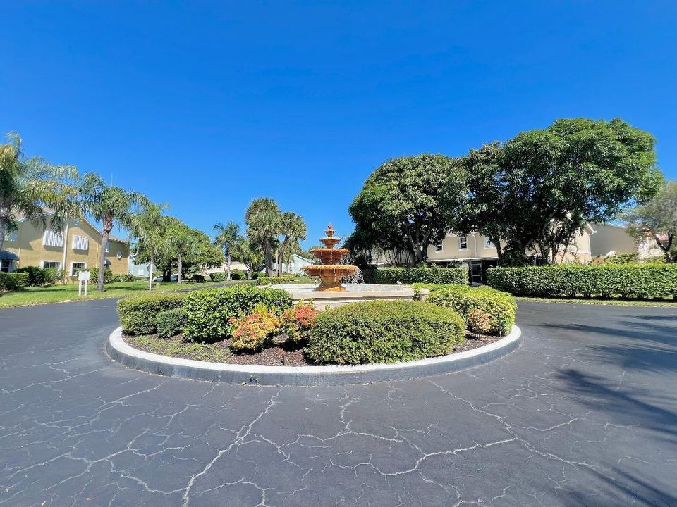 For Sale: $220,000 (2 beds, 2 baths, 768 Square Feet)