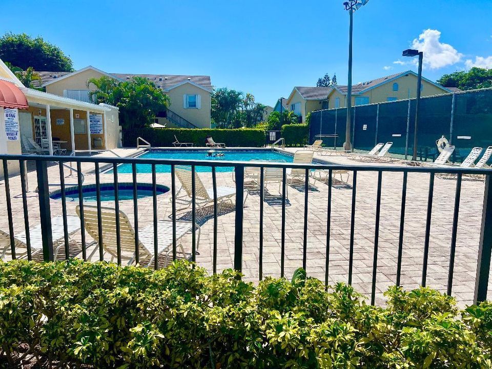 For Sale: $220,000 (2 beds, 2 baths, 768 Square Feet)